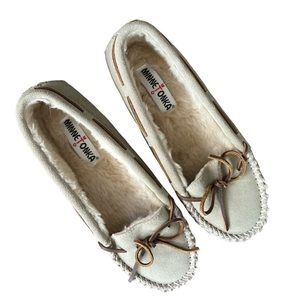 NWT MINNETOKA SHERPA LINED MOCCASIN SLIPPER WITH TIE. TAN AND BROWN. SIZE 9.